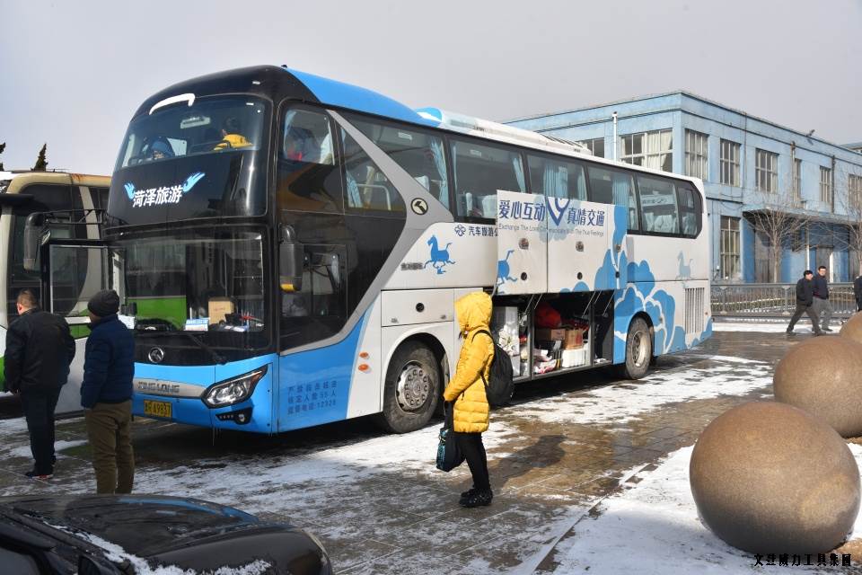 公司包車送職工 回家過年變輕松(圖6)